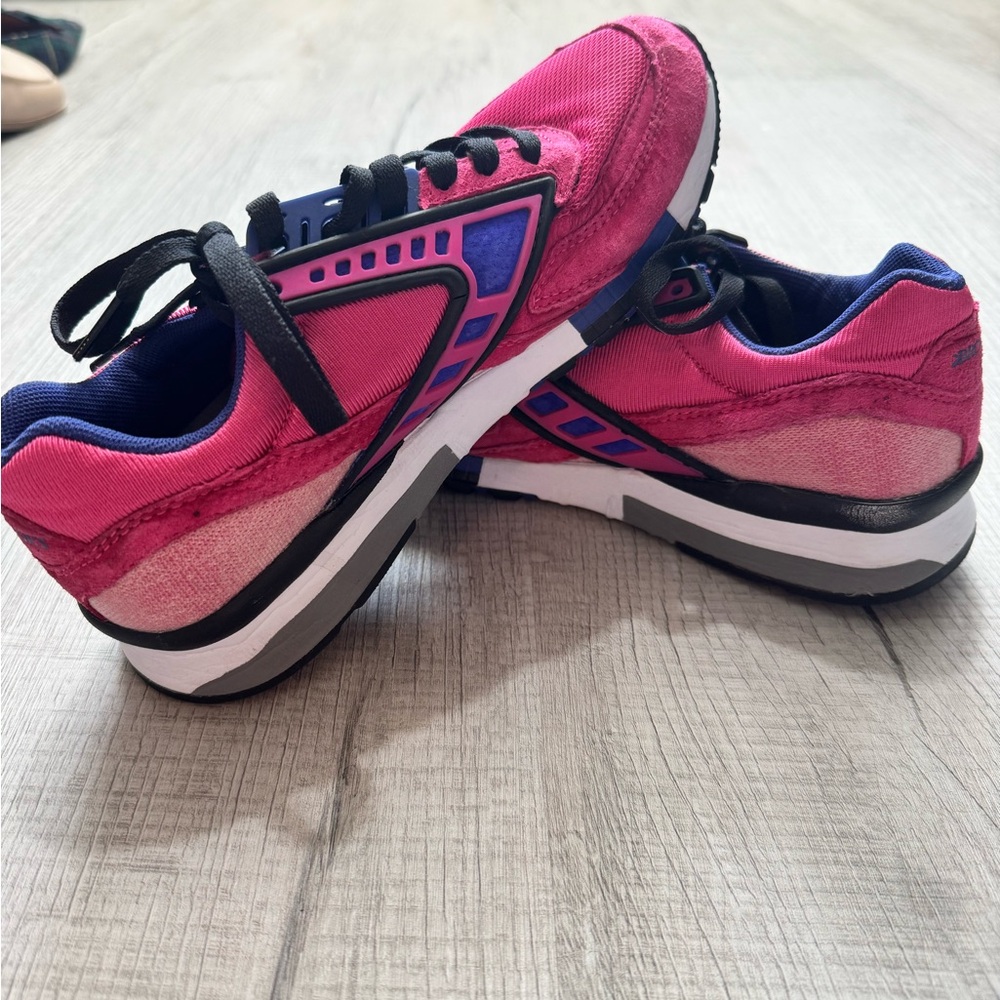 Vintage Brooks Dad style sneakers